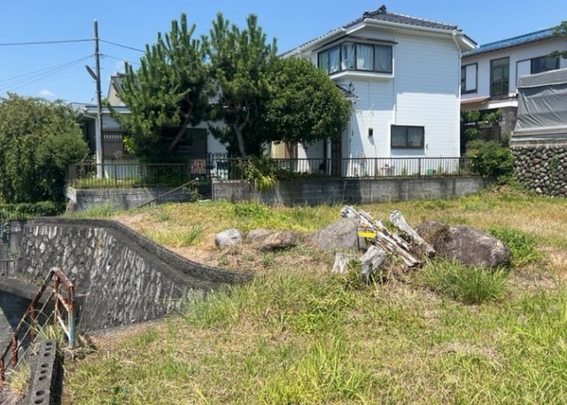 【外観】 | 現地に行くなら、物件の周囲の地形がどうなっているかを見ることも大切です。周辺より低くなっている土地では、大雨などで水が集まりやすいため、地盤が弱くなっているということも考えられるため、注意が必要です。