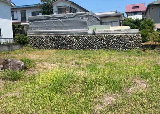 【外観】 | 隣家の土地はどうなっているのか、生活利便施設が近くにあるのか、学校まで近いかなど、お客様のライフスタイルにあわせたイメージが重要です。また、近くにあると困る施設が近くにないかも確認するといいでしょう。