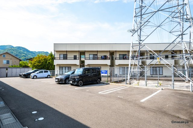 クロシェット栄の駐車場