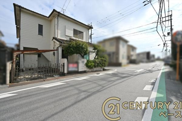 生駒郡斑鳩町目安４丁目の売地の前面道路含む現地写真|前面道路約６ｍでお車の出し入れも楽々！