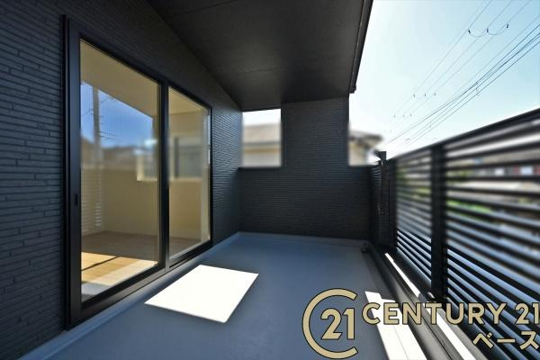 奈良市千代ケ丘１丁目 １号棟 ／新築一戸建のバルコニー|■現地撮影写真■眺望良好な広々バルコニーで気分も晴れやか！