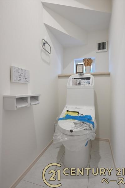 奈良市千代ケ丘１丁目 １号棟 ／新築一戸建のトイレ|■現地撮影写真■１・２階ともに清潔感ある綺麗なお手洗を完備！