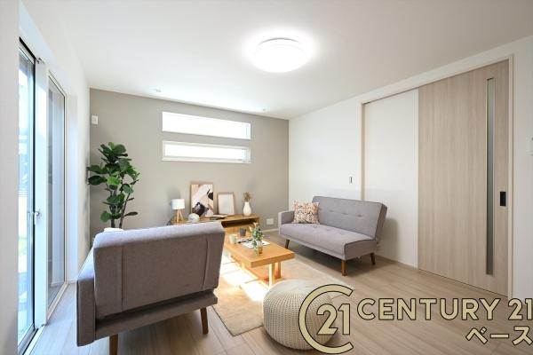 奈良市千代ケ丘１丁目 １号棟 ／新築一戸建の居間・リビング|■現地撮影写真■家族団欒も快適な広々とした約１８帖のリビングです！