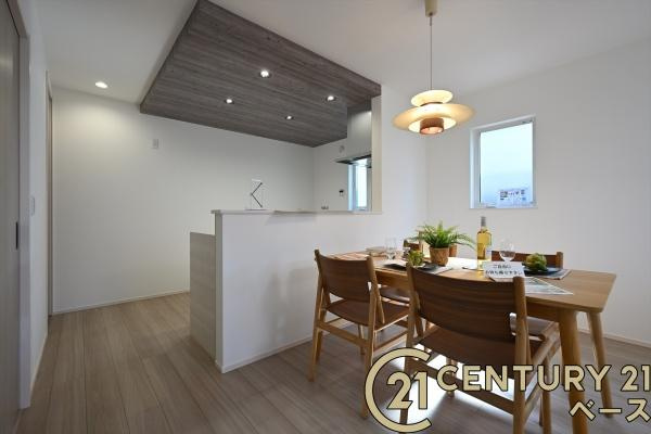 奈良市千代ケ丘１丁目 １号棟 ／新築一戸建の居間・リビング|■現地撮影写真■開放的で明るい空間のリビングです！