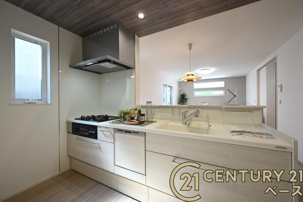 奈良市千代ケ丘１丁目 １号棟 ／新築一戸建のキッチン|■現地撮影写真■家族とのコミュニケーションがとりやすい人気のカウンターキッチン！