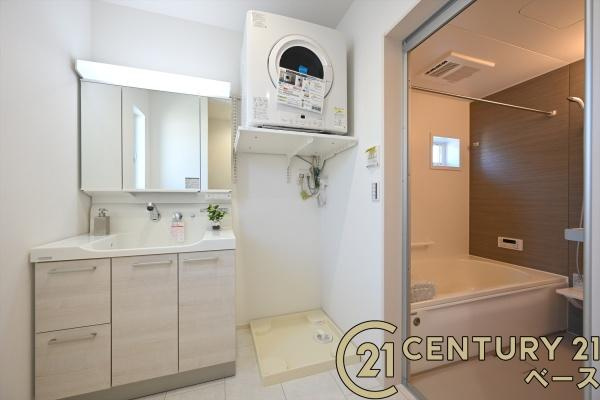 奈良市千代ケ丘１丁目 １号棟 ／新築一戸建の独立洗面台|■現地撮影写真■ゆったりとした広さの快適な洗面スペースです！