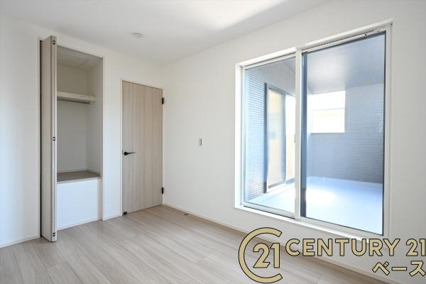 奈良市千代ケ丘１丁目 １号棟 ／新築一戸建の洋室|■現地撮影写真■バルコニーに面した開放感のあるお部屋です！