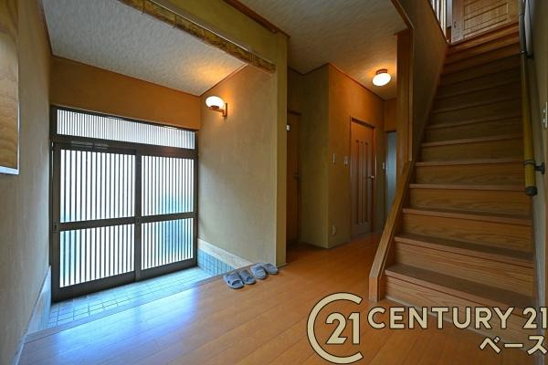 香芝市関屋北７丁目の中古一戸建の玄関|■現地撮影写真■すっきりとした明るい玄関が家族やお客様を迎えてくれます！