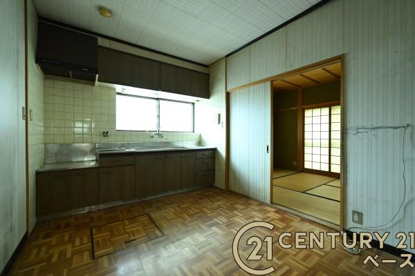 香芝市関屋北７丁目の中古一戸建の居間・リビング|■現地撮影写真■ キッチン前面にも窓があり日の光が入ります！