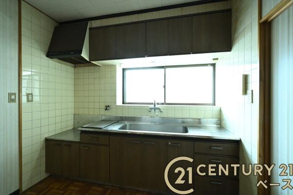 香芝市関屋北７丁目の中古一戸建のキッチン|■現地撮影写真■広々キッチンで快適お料理！