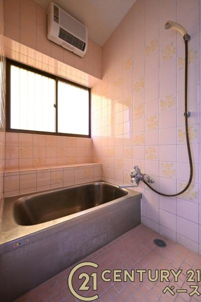 香芝市関屋北７丁目の中古一戸建の浴室|■現地撮影写真■シンプルサイズの浴室で至福のバスタイム！