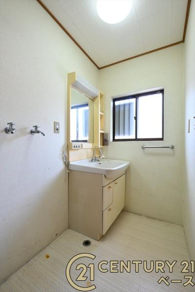 香芝市関屋北７丁目の中古一戸建の独立洗面台|■現地撮影写真■清潔感溢れる明るい洗面室です！