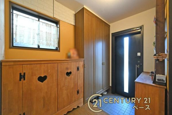 香芝市旭ケ丘４丁目の中古一戸建の玄関|■現地撮影写真■玄関には大容量シューズボックス完備！