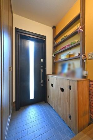 香芝市旭ケ丘４丁目の中古一戸建の玄関|■現地撮影写真■すっきりとした明るい玄関が家族やお客様を迎えてくれます！