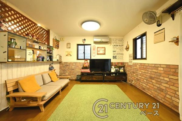 香芝市旭ケ丘４丁目の中古一戸建の居間・リビング|■現地撮影写真■ご家族でくつろいでいただける広々したリビングです！