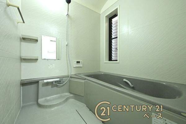 香芝市旭ケ丘４丁目の中古一戸建の浴室|■現地撮影写真■ゆったりしたサイズの浴室！足を伸ばしての入浴は疲れも癒してくれます！