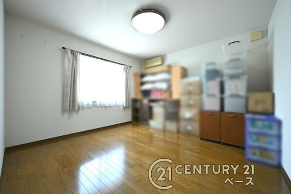 香芝市旭ケ丘４丁目の中古一戸建の寝室|■現地撮影写真■広々とした洋室です！