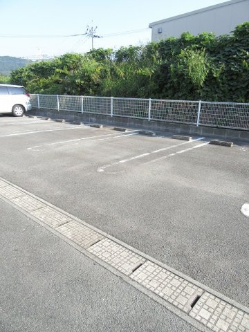 ロマネスク　Ａの駐車場