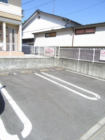 カーサ　セレノの駐車場