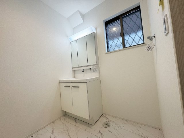 【洗面所】 | ふじみ野市南台2丁目　未入居一戸建住宅　全2棟　(ふじみ野店) | 窓を開けることで洗面室の喚起がしやすくなります。