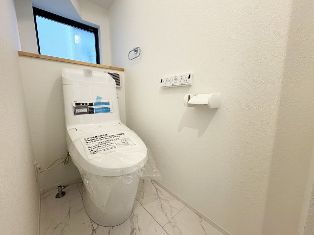 【トイレ】 | ふじみ野市南台2丁目　未入居一戸建住宅　全2棟　(ふじみ野店) | 1階・2階の2か所にトイレを完備。
ウォシュレット機能付きです！