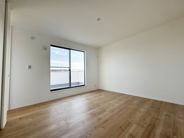 【寝室】 | ふじみ野市南台2丁目　未入居一戸建住宅　全2棟　(ふじみ野店) | 主寝室8.0帖。
ルーフバルコニに面した開放感のある主寝室です！