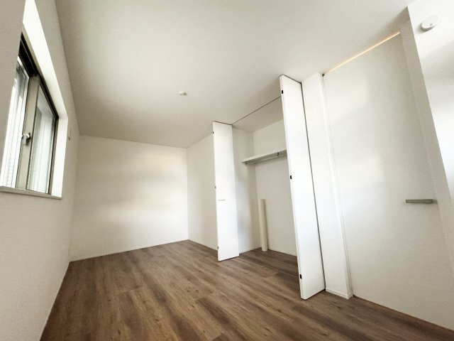 【洋室】 | ふじみ野市南台2丁目　未入居一戸建住宅　全2棟　(ふじみ野店) | 洋室7.3帖。
3面採光で風通しの良い洋室です。