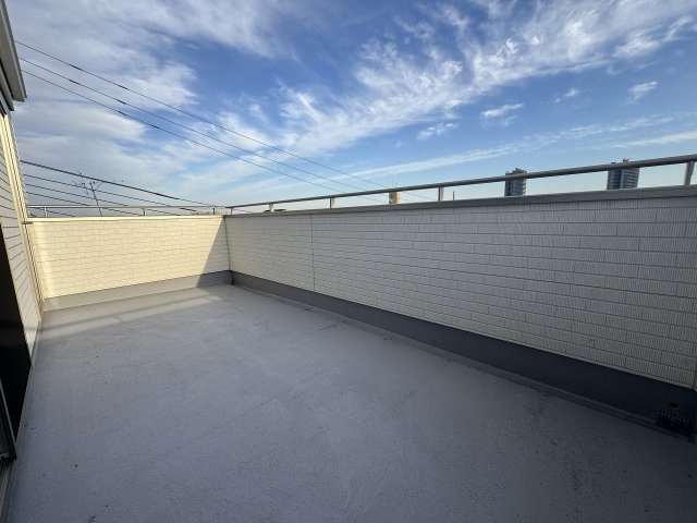 【バルコニー】 | ふじみ野市南台2丁目　未入居一戸建住宅　全2棟　(ふじみ野店) | 広々としたバルコニーで暮らしに開放感と心地よさを感じられます。