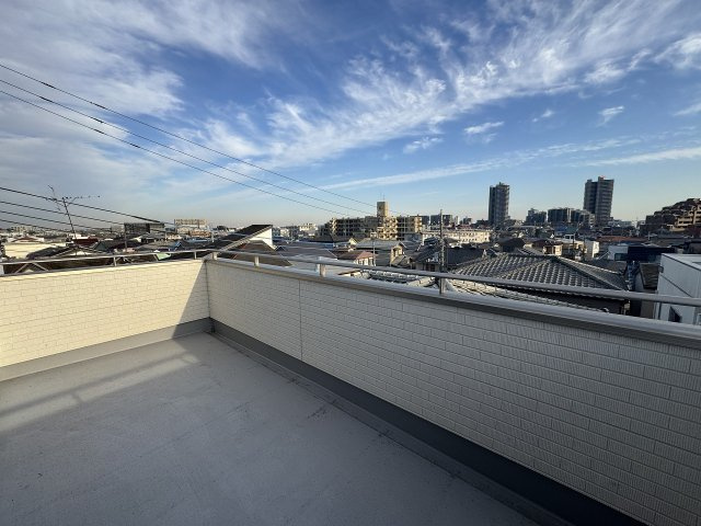 【バルコニー】 | ふじみ野市南台2丁目　未入居一戸建住宅　全2棟　(ふじみ野店) | 青空の下でのびのびとくつろげる贅沢空間が広がっています！