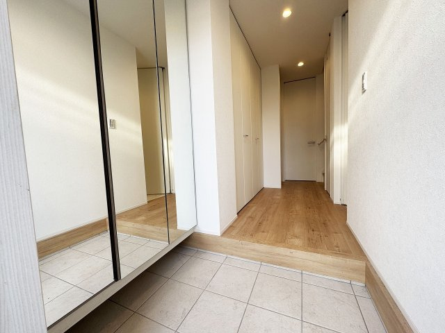 【玄関】 | ふじみ野市南台2丁目　未入居一戸建住宅　全2棟　(ふじみ野店) | 全身鏡でお出かけ前の身だしなみチェックもばっちり！