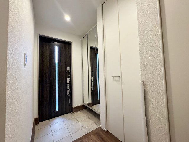 【玄関】 | ふじみ野市南台2丁目　未入居一戸建住宅　全2棟　(ふじみ野店) | 玄関にも収納を設け利便性をプラス！