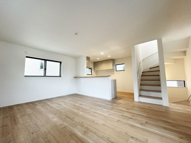 【居間・リビング】 | ふじみ野市南台2丁目　未入居一戸建住宅　全2棟　(ふじみ野店) | LDK17.4帖。
対面式キッチンとリビングイン階段を採用した家族団らんの空間です。