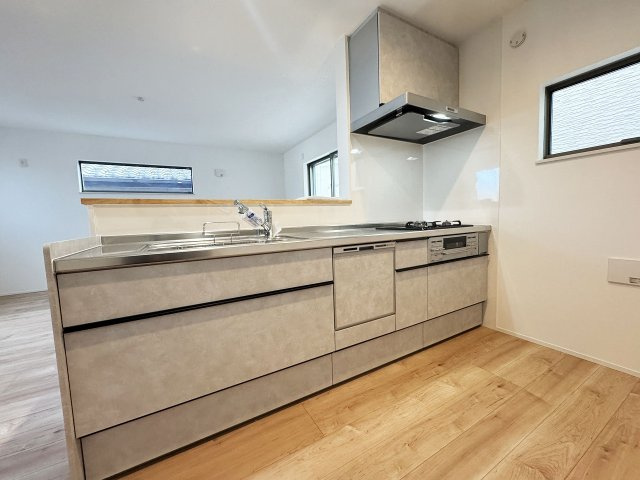 【キッチン】 | ふじみ野市南台2丁目　未入居一戸建住宅　全2棟　(ふじみ野店) | リビングにいるご家族との会話がしやすい対面式キッチン。
食器洗浄乾燥機を搭載し毎日の家事をサポートします。