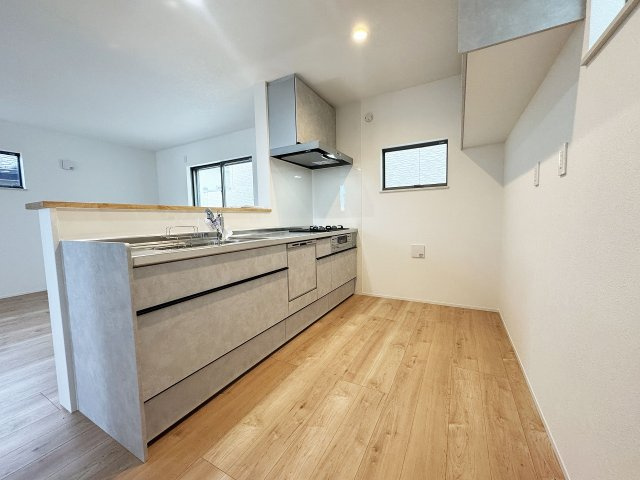 【キッチン】 | ふじみ野市南台2丁目　未入居一戸建住宅　全2棟　(ふじみ野店) | 食器の配膳、片付けのしやすいカウンター付きです。