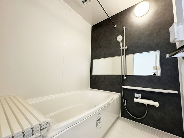 【浴室】 | ふじみ野市南台2丁目　未入居一戸建住宅　全2棟　(ふじみ野店) | 横長の鏡で空間に奥行きを演出！
ゆったりとくつろげるバスルームです。