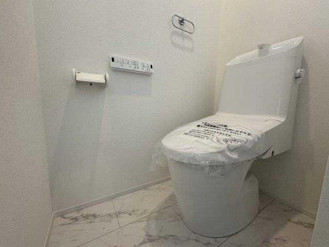 【トイレ】 | ふじみ野市南台2丁目　未入居一戸建住宅　全2棟　(ふじみ野店) | 1階・2階の2か所にトイレを完備。
ウォシュレット機能付きです！
