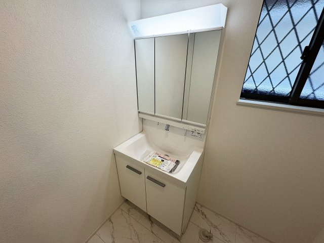 【洗面所】 | ふじみ野市南台2丁目　未入居一戸建住宅　全2棟　(ふじみ野店) | 身支度がしやすく使い勝手の良い三面鏡洗面化粧台を採用。