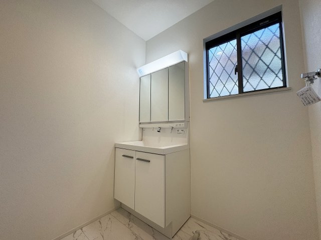 【洗面所】 | ふじみ野市南台2丁目　未入居一戸建住宅　全2棟　(ふじみ野店) | 窓を開けることで洗面室の喚起がしやすくなります。
