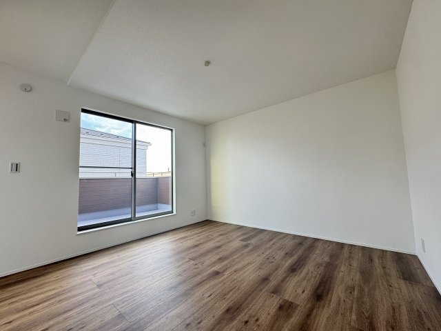 【寝室】 | ふじみ野市南台2丁目　未入居一戸建住宅　全2棟　(ふじみ野店) | 主寝室8.0帖。
ルーフバルコニに面した開放感のある主寝室です！