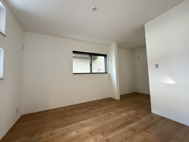【洋室】 | ふじみ野市南台2丁目　未入居一戸建住宅　全2棟　(ふじみ野店) | 洋室7.7帖。
3面採光で風通しの良い洋室です。