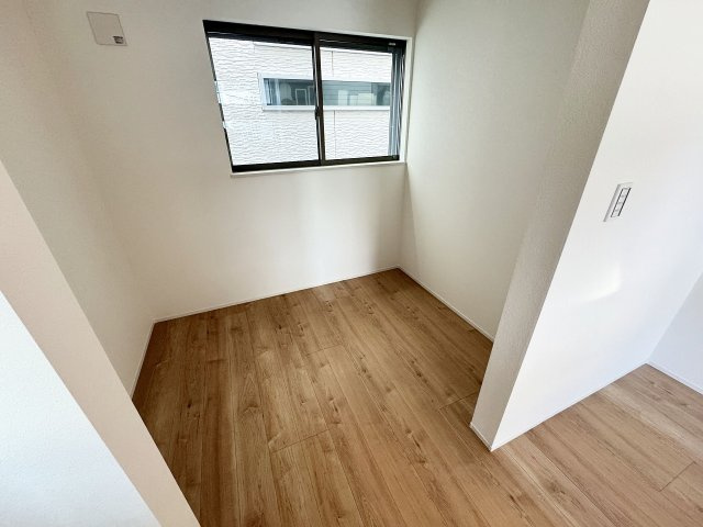 【洋室】 | ふじみ野市南台2丁目　未入居一戸建住宅　全2棟　(ふじみ野店) | 洋室7.7帖。
空間がゆるやかに区切られており半個室のような雰囲気に。
仕事に集中するワークスペースなどにも活躍しそうですね！