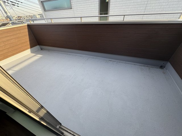 【バルコニー】 | ふじみ野市南台2丁目　未入居一戸建住宅　全2棟　(ふじみ野店) | 広々としたルーフバルコニーを2か所に完備し、暮らしに開放感と心地よさを感じられます。