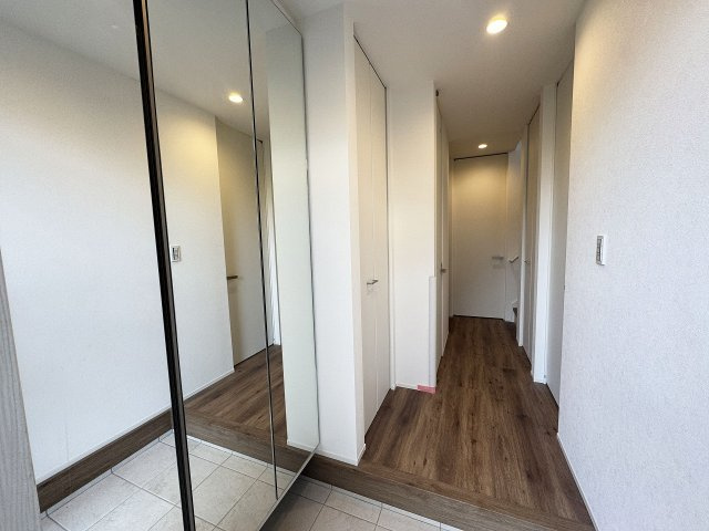 【玄関】 | ふじみ野市南台2丁目　未入居一戸建住宅　全2棟　(ふじみ野店) | 全身鏡でお出かけ前の身だしなみチェックもばっちり！