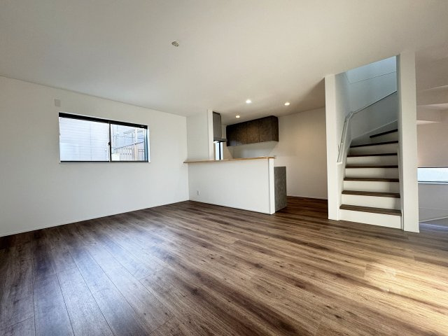 【居間・リビング】 | ふじみ野市南台2丁目　未入居一戸建住宅　全2棟　(ふじみ野店) | LDK17.7帖。
対面式キッチンとリビングイン階段を採用した家族団らんの空間です。