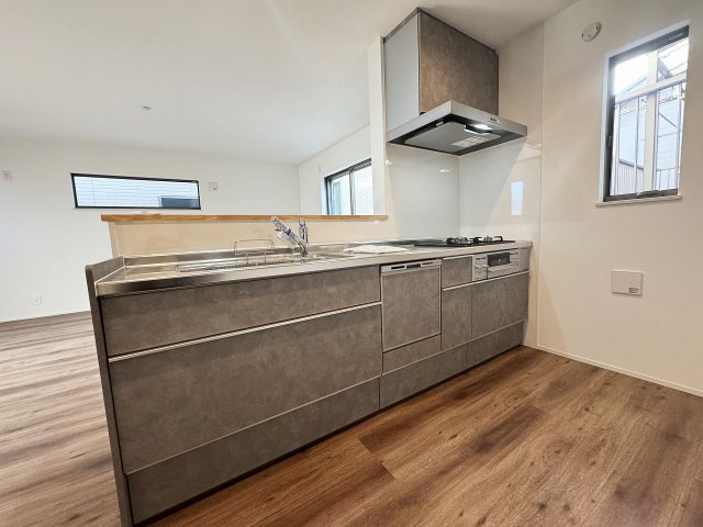 【キッチン】 | ふじみ野市南台2丁目　未入居一戸建住宅　全2棟　(ふじみ野店) | リビングにいるご家族との会話がしやすい対面式キッチン。
食器洗浄乾燥機を搭載し毎日の家事をサポートします。