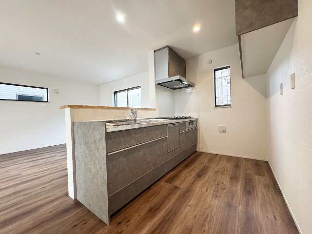 【キッチン】 | ふじみ野市南台2丁目　未入居一戸建住宅　全2棟　(ふじみ野店) | 食器の配膳、片付けのしやすいカウンター付きです。