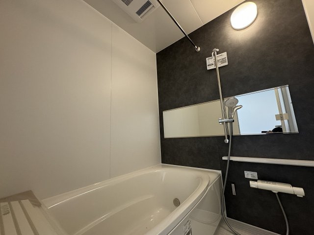 【浴室】 | ふじみ野市南台2丁目　未入居一戸建住宅　全2棟　(ふじみ野店) | 横長の鏡で空間に奥行きを演出！
ゆったりとくつろげるバスルームです。