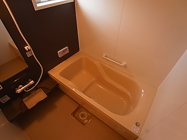 神戸市兵庫区松原通１丁目のアパートの浴室|１坪タイプの大きい浴室