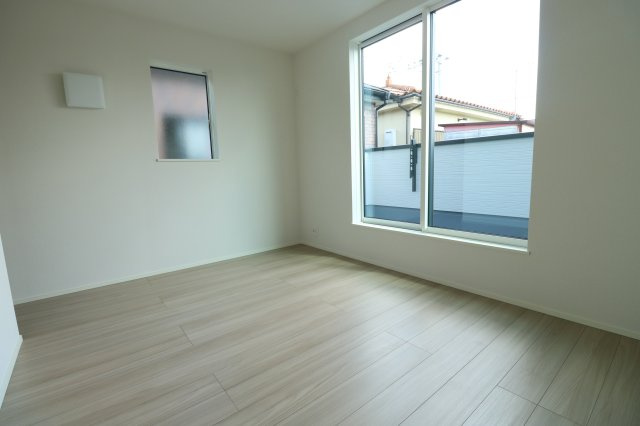 【洋室】 | 川越市砂新田3丁目　新築一戸建住宅　全1棟　(ふじみ野店) | 2階　洋室6帖
2面採光なので日当たり良好です