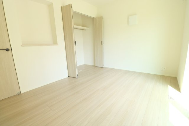 【洋室】 | 川越市砂新田3丁目　新築一戸建住宅　全1棟　(ふじみ野店) | 東側洋室　6帖 
白を基調とした明るいお部屋。